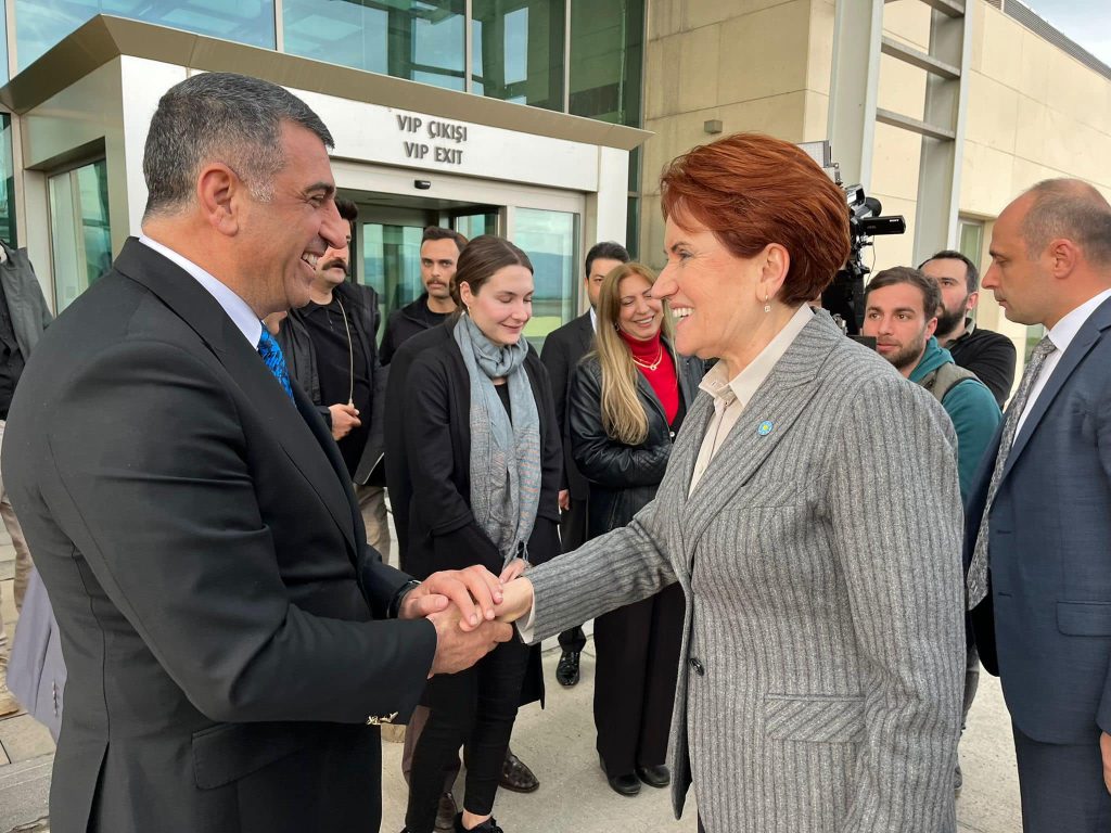 Malatya’da Yapılacak Olan Programlara Katılmak Üzere Elazığ Havalimanına Gelen Millet İttifakı Genel Başkanları Sn. Meral Akşener’i ve Sn. Ali Babacan’ı Karşıladık.