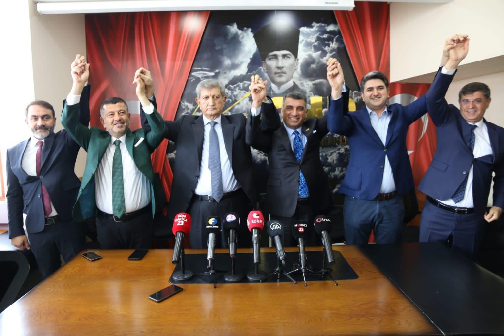 Ali Özcan Bağımsız Adaylıktan Çekildi