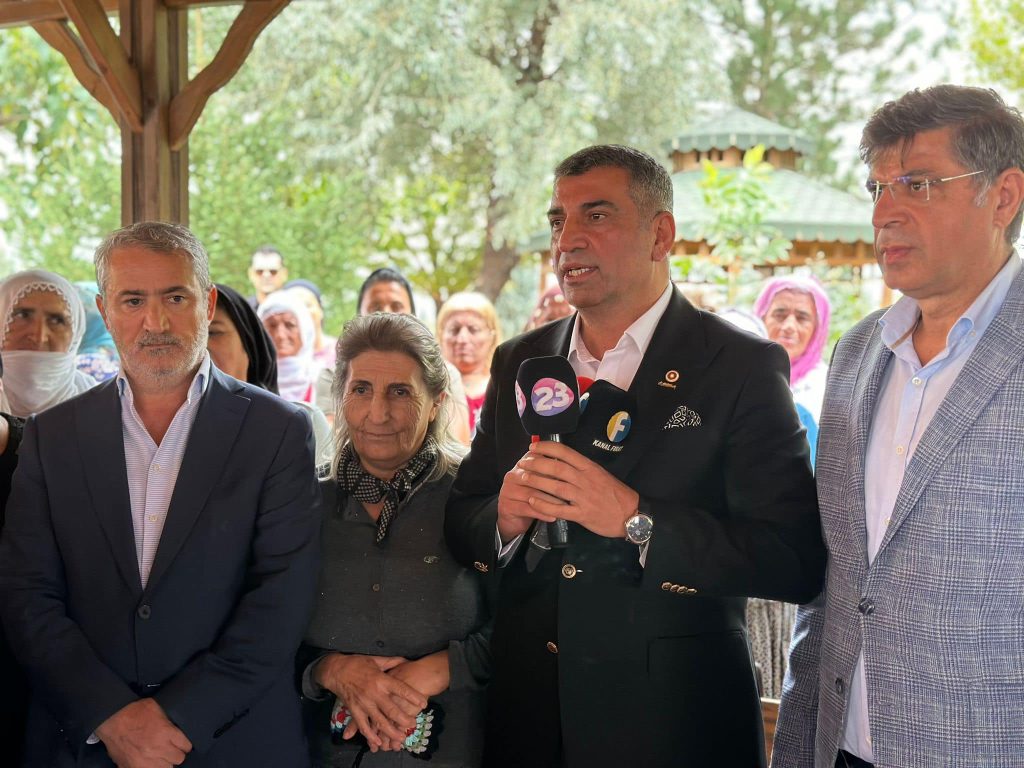 Elazığ’da evinin önünde park halindeki aracına silahlı saldırı düzenlenen Elazığ Belediye Meclisi Üyesi ve Elazığ Cem Kültür Vakfı Başkanı Cafer Yeşil’i, ziyaret ederek, geçmiş olsun dileklerimi ilettim.
