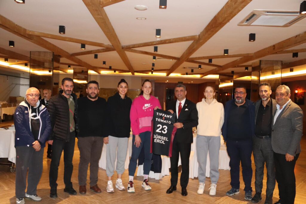 Tiffany & Tomato Bordospor’un Yönetimi, Teknik Ekibi ve Oyuncularıyla Bir Araya Geldim.