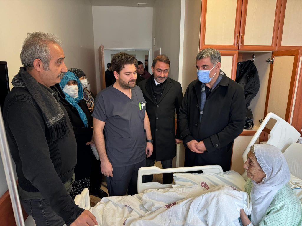 Gazeteci Ferit Demir’in, Fırat Üniversitesi Hastanesinde Tedavi Gören Annesi Kumru Demir Teyzemizi Ziyaret Ederek Geçmiş Olsun Dileklerimizi İlettik.