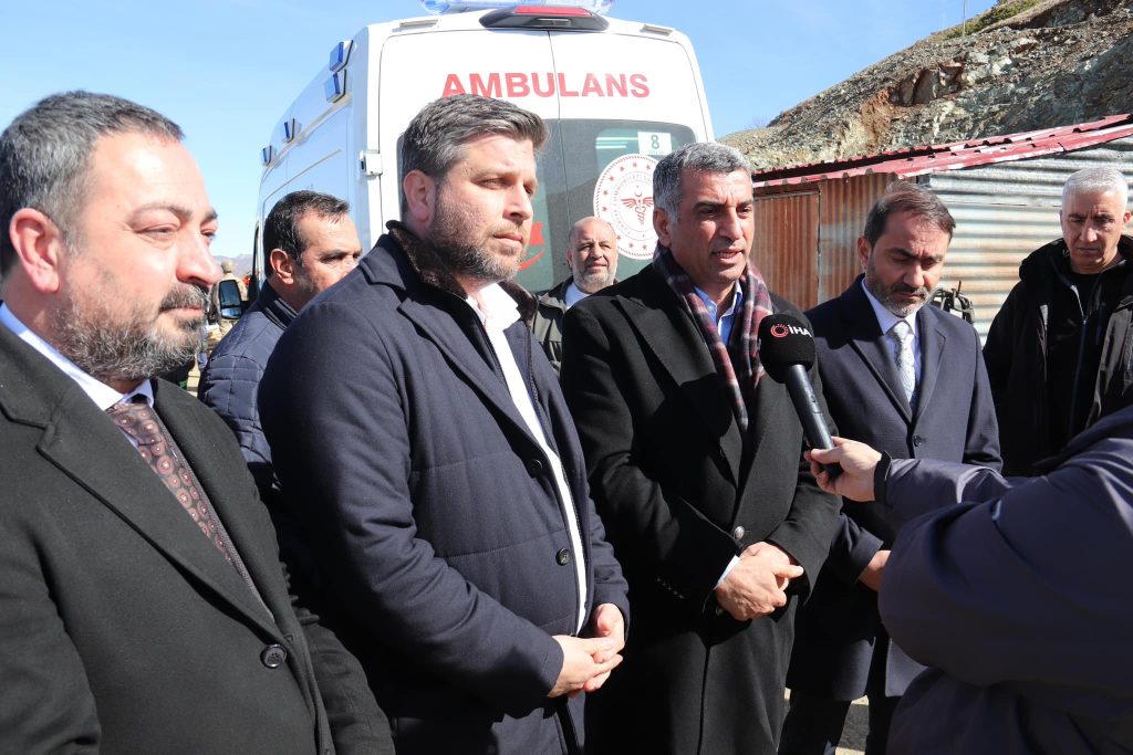 Palu İlçesi’nin Kaya Önü Mevkinde Bulunan Maden Ocağında Meydana Gelen Toprak Kaymasının Ardından Açıklamalarda Bulunduk.