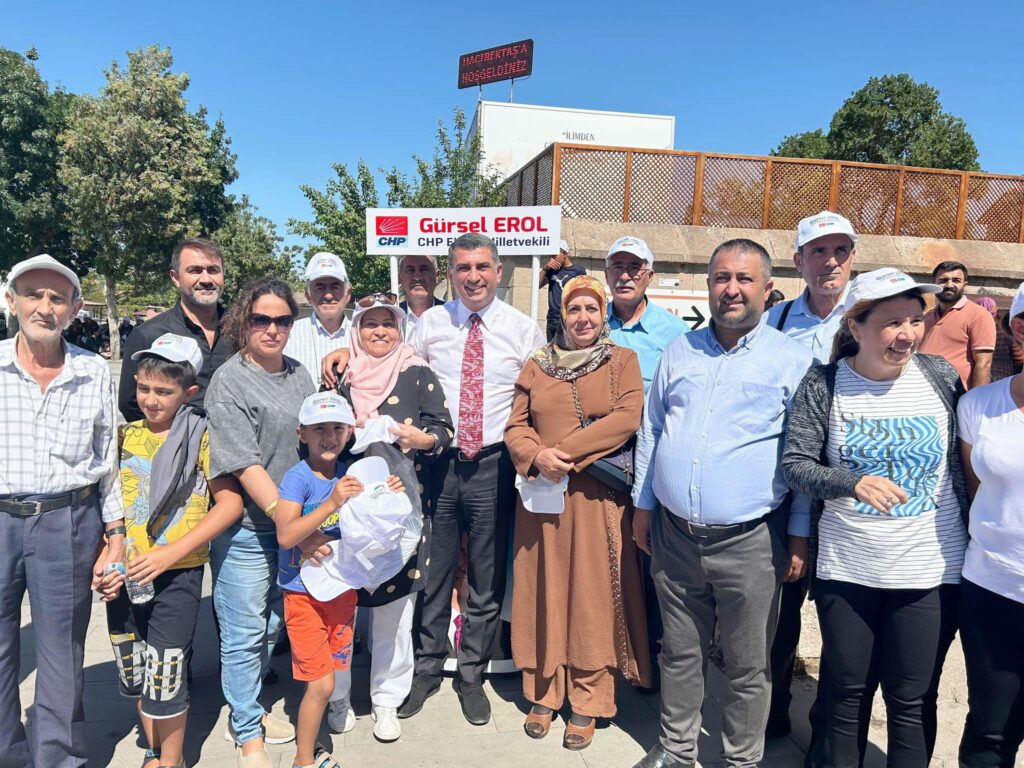Hacıbektaş Merkezde Elazığ İl Örgütümüzün Kurduğu Stantta Yurttaşlarımıza Şapka Ve Eğitim Seti Hediye Ettik.