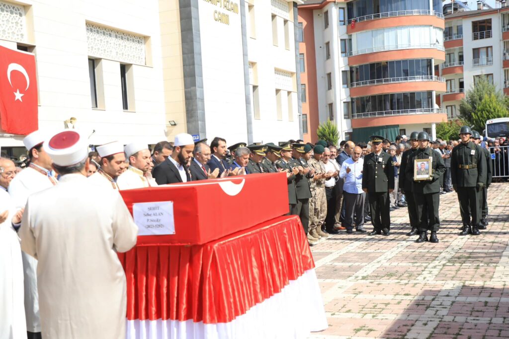 Şehit Olan Kahraman Mehmetçiğimiz Elazığ’lı Hemşehrim Piyade Sözleşmeli Er Sefer Alan Dualarla Ebediyete Uğurlandı.