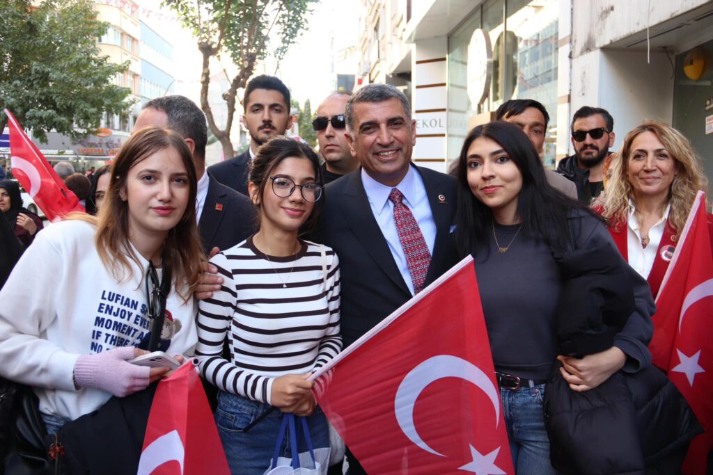 Cumhuriyet Bayramı’nda Bir Kez Daha Birlik Ve Beraberlik Ruhuyla Gazi Caddesi’nde Toplandık;