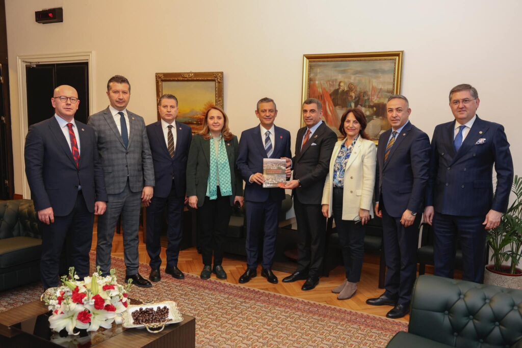 Genel Başkanımız Sayın Özgür Özel’i, Heyetimizle Birlikte Ziyaret Ederek Elazığ ve Tunceli’de Yaptığımız Saha Çalışmalarını İçeren Deprem Raporumuzu Kendisine Sunduk.