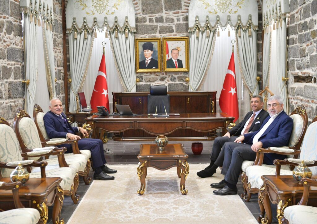 Parti Meclisi Üyemiz Necati Yağlı ile birlikte Mardin Valisi Sn. Tuncay Akkoyun’u Ziyaret Ettik.