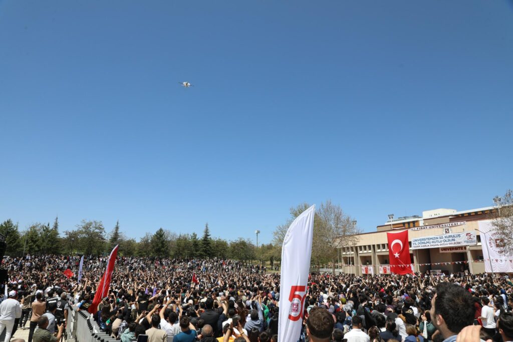 Fırat Üniversitemizin 50. Yılı, Gökyüzüne Yansıyan Bir Gururla Taçlandı!