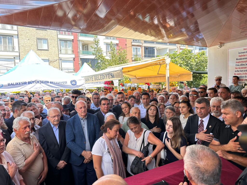 Genel Başkanımız Sayın Kemal Kılıçdaroğlu’nun kıymetli kardeşi Adil Kılıçdaroğlu’nu, Balıkesir Burhaniye Cemevi’nde Düzenlenen Cenaze Töreniyle Ebediyete Uğurladık.
