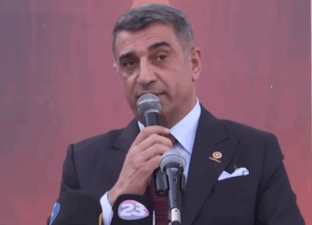 Bu Devlet Hepimizin, Bu Millet Tek Yürek! Ay Yıldızlı Bayrağın Gölgesinde Birlikte Yaşıyor, Birlikte Nefes Alıyoruz.