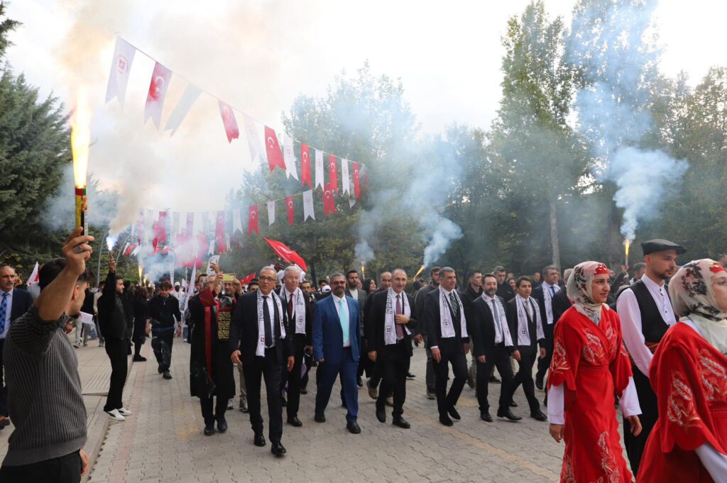 Fırat Üniversitemiz Tarafından Düzenlenen “Cumhuriyetin İzinde 50. Yıl Yürüyüşü”ne Katıldık.