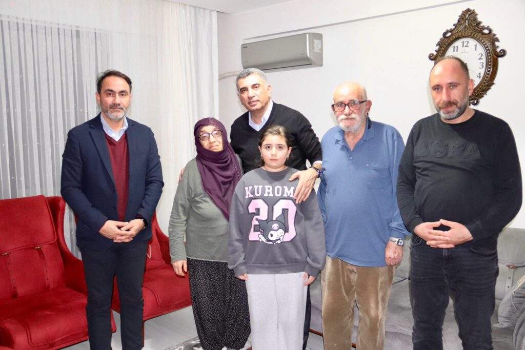 4 Ocak depreminin 6. yıl dönümünde, depremde kıymetli eşi ve çocuklarını kaybeden Serhat Aslan kardeşimizi ziyaret ederek acısını bir kez daha paylaştık.