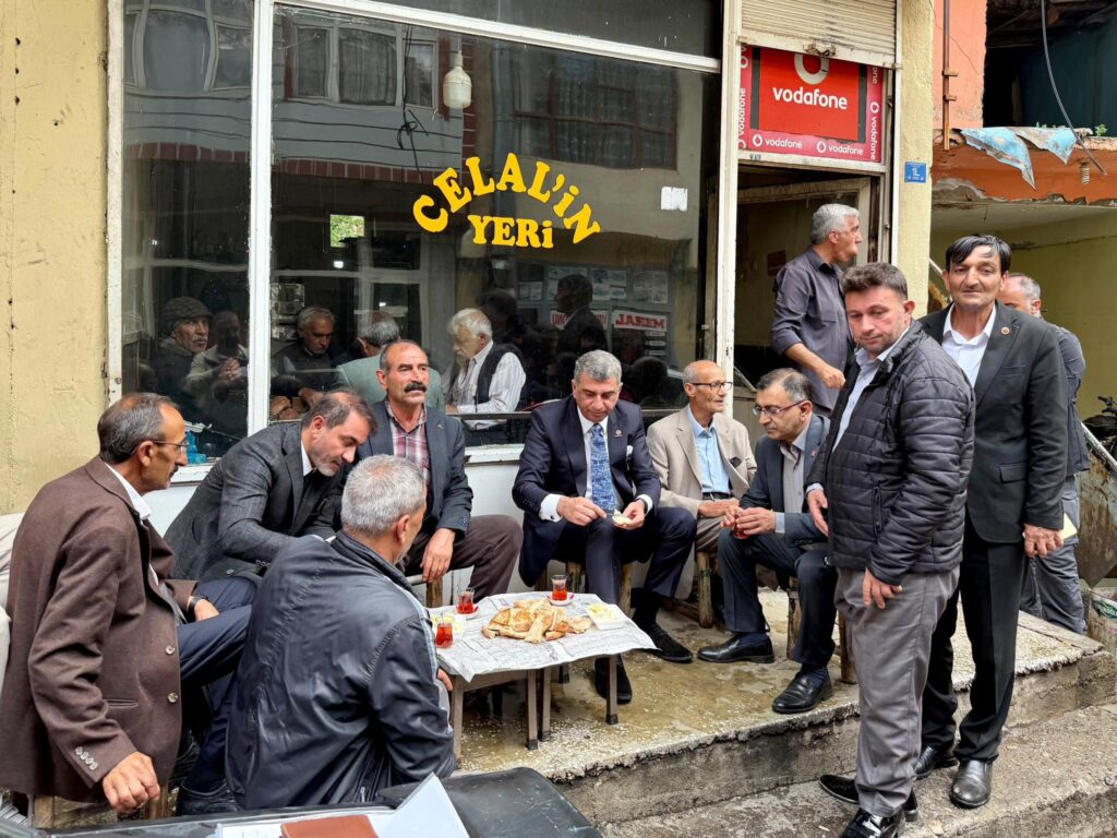 Maden’de hemşehrilerimizle bayramlaştıktan sonra, tulum peyniri ve ekmek eşliğinde sohbet ettik.
