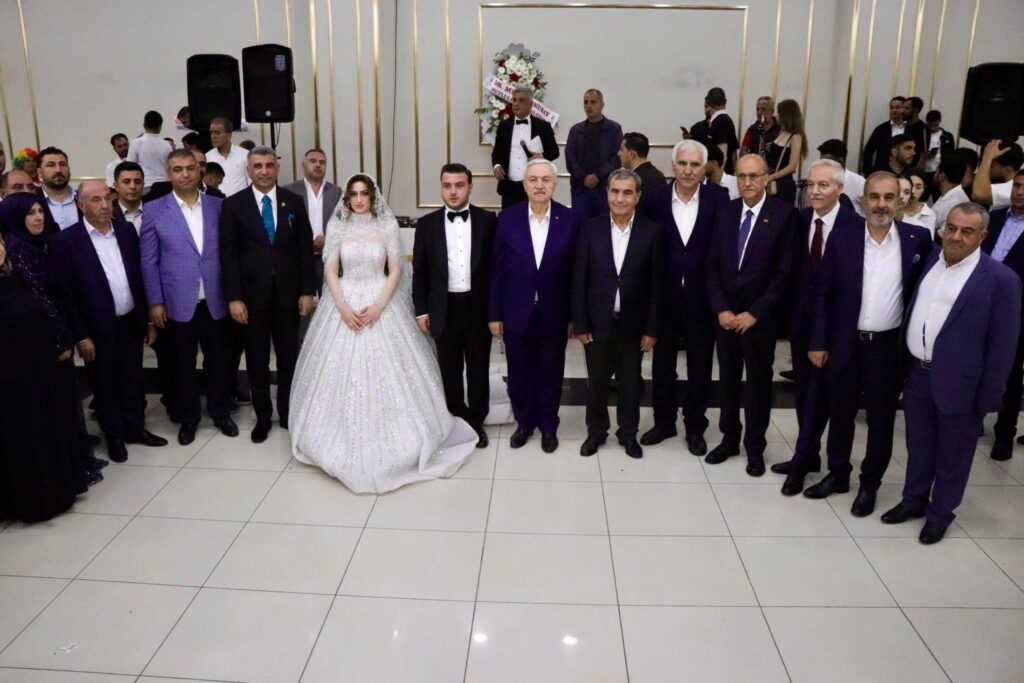 Kıymetli Dostum, Değerli İş İnsanı Mehmet Çetin’in Evladı Gökhan İle Sude Kızımızın Düğün Törenine Katılarak Mutluluklarına Ortak Olduk.